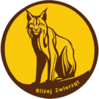 Graficznie przedstawiony siedzący ryś. Logo ma krształt okręgu. Na dole napis Bliżej Zwierząt.